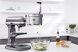 Der Food Processor im Einsatz Der KitchenAid Food Processor an eine Artisan 6,9 Liter Küchenmaschine angeschlossen.