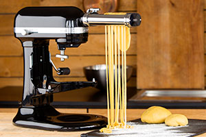 Artisan 6,9 Liter mit Pastawalze Die KitchenAid Artisan 6,9 Liter Küchenmaschine mit einer Pastawalze für Bandnudeln.