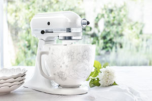 KitchenAid Artisan Sondermodell in weiß mit Keramikschüssel, floral verziert / Blumenmuster