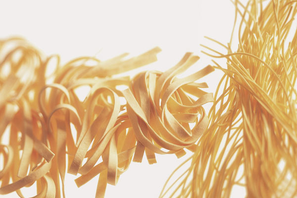 Frische Tagliatelle und Spaghetti Tagliatelle und Spaghetti mit dem Nudelwalzen-Set von KitchenAid hergestellt.