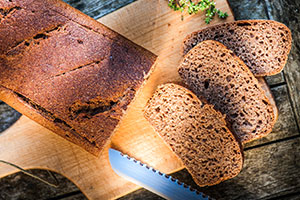 Frisches Brot mit frisch gemahlenem Mehl aus der Getreidemühle