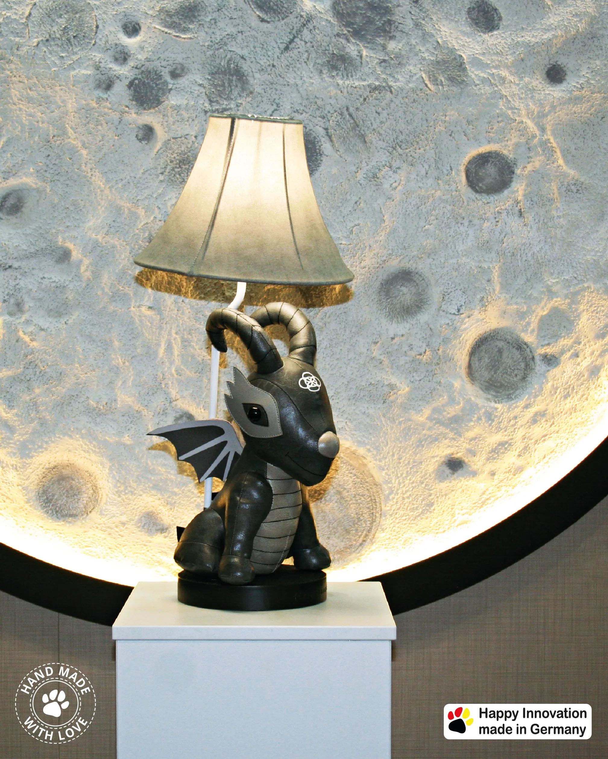 Happy Lamps - Black Dragon vor Vollmond