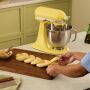 KitchenAid 4,7 Liter KSM195 Spar-Set mit Sieb mit digitaler Waage, Fleischwolf - YELLOW BUTTER