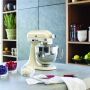 KitchenAid Starterpack: KitchenAid Artisan Küchenmaschine 4,8 L - CREME -  inkl. Profi-Spritzschutz Zuhälter und Profi-Edelstahl-Rührelemente Teigpeitsche, Schaumschläger & Tornado